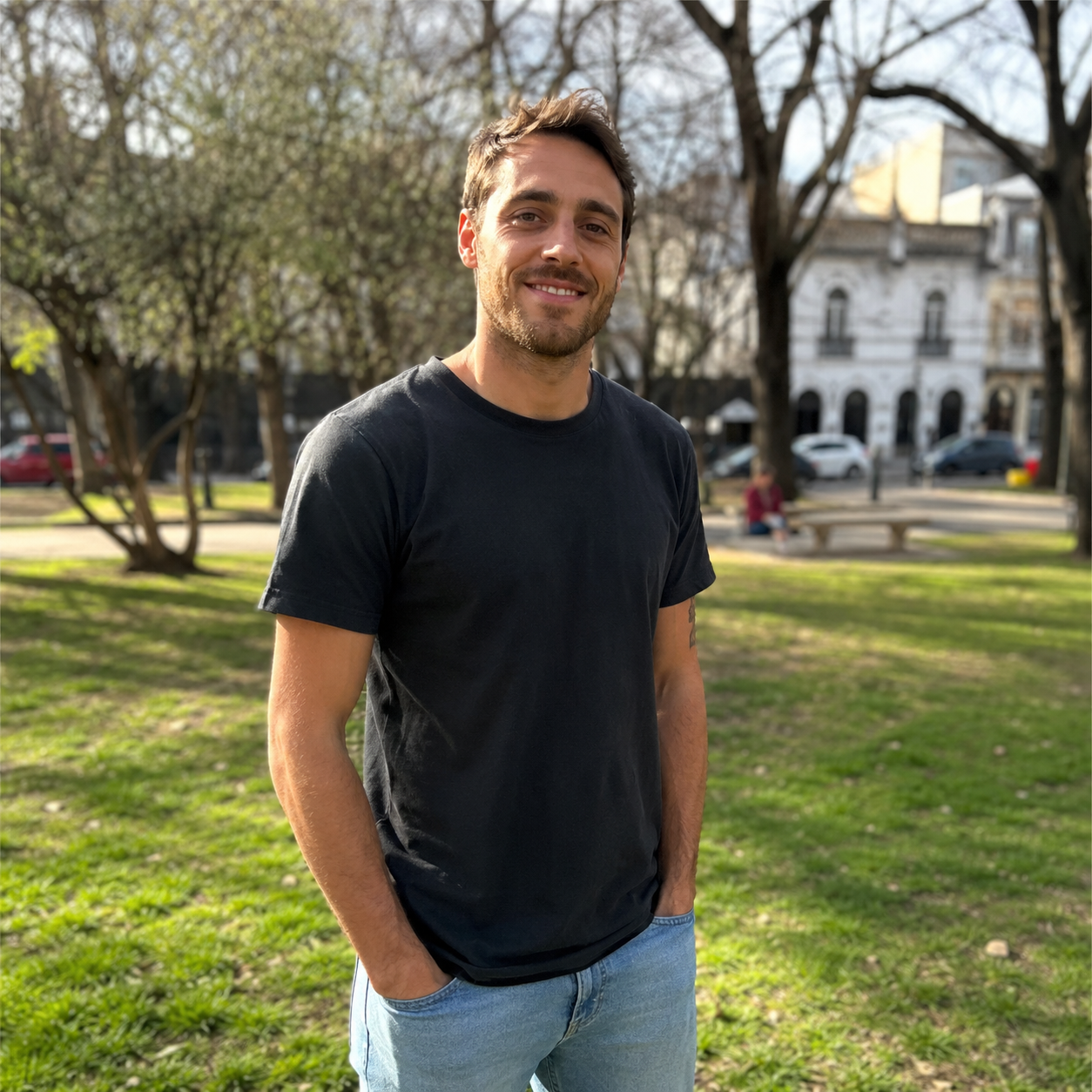 Nicolás, alumno del programa, en una plaza al aire libre